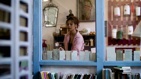 mujer afroamericana en una tienda