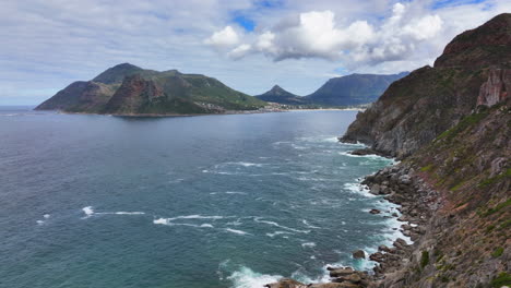 Chapman-Peak-Südafrika-Luftbilddrohne-Hout-Bay-Marina-Kapstadt-Fish-Hoek-Gute-Hoffnung-Simon&#39;s-Town-Wellen-Krachen-Zerklüftete-Küste-Atemberaubendes-Wasser-Tiefblaues-Wasser-üppiges-Grün-Frühling-Sommer-Nach-Links