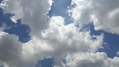 Increíble-Lapso-De-Tiempo-De-Paisaje-De-Nubes-Ultra-Suave-De-Larga-Duración-Con-Enormes-Nubes-Formándose-Antes-De-Que-Comenzara-La-Tormenta-Y-La-Lluvia-En-Sudáfrica