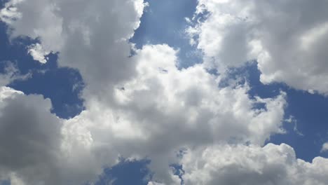 increíble lapso de tiempo de paisaje de nubes ultra suave de larga duración con enormes nubes formándose antes de que comenzara la tormenta y la lluvia en sudáfrica