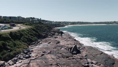 costa rocosa y paisaje acuático azul de la playa de agua dulce en nueva gales del sur, australia