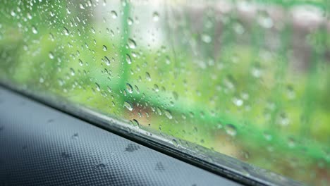 gotas de lluvia en la ventana del coche , día lluvioso
