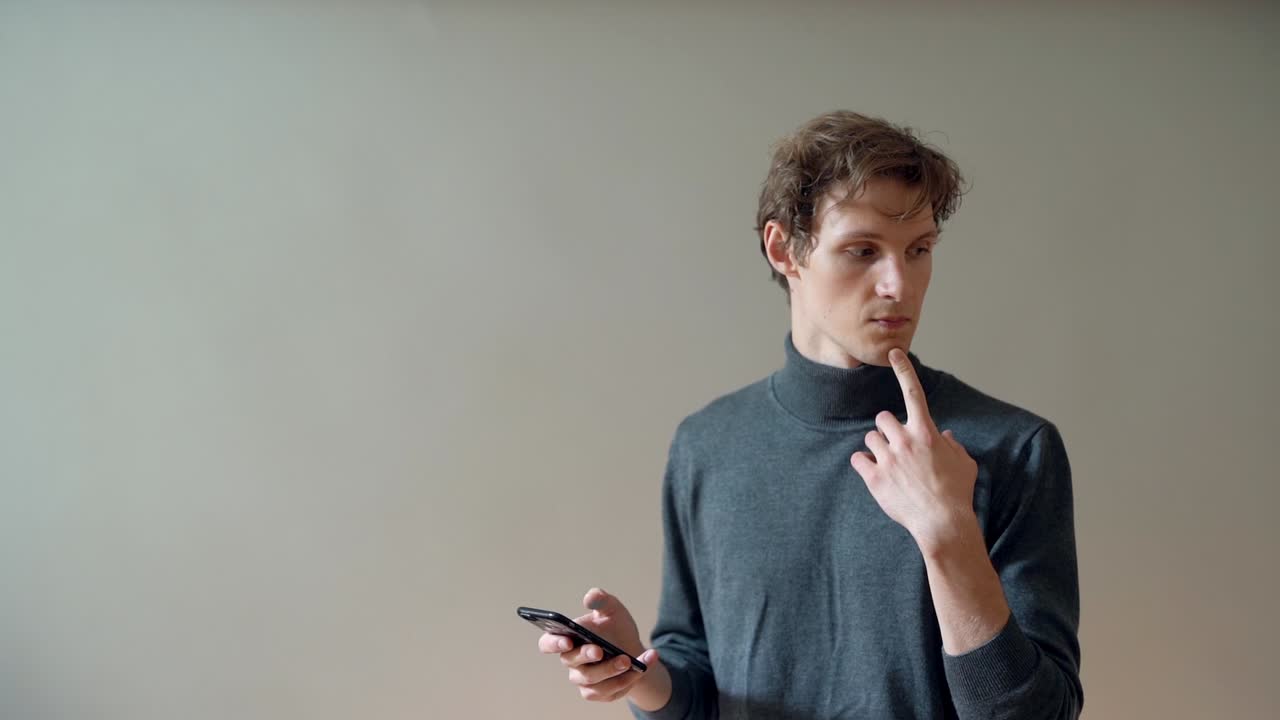 Giovane che digita rapidamente su uno smartphone