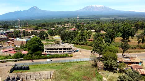 vista aérea de drones mercado al aire libre en la ciudad de loitokitok, kenia y monte kilimanjaro- pueblo rural de kenia