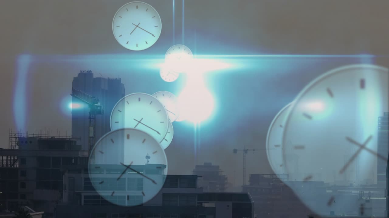 Un éclat bleu-blanc émerge, des horloges pâles tournent, s'agrandissent et dérivent au-dessus d'une ligne d'horizon brumeuse, indiquant le temps