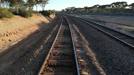 Bewegt-Sich-Dicht-über-Den-Bahngleisen-In-Westaustralien