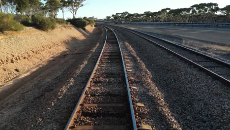 moviéndose cerca de los rieles del tren en australia occidental