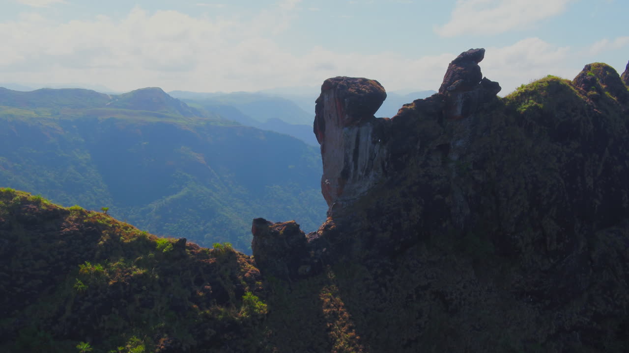 해수면에서 약 3500 피트 높이에 위치한 illikal kalmu는 thalanadu의 주요 관광 명소입니다.