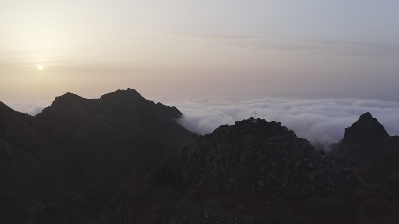 아름다운 산꼭대기의 드론 영상