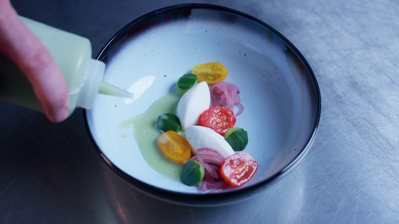 요리사 가 부 에서 고급 요리를 제시 하고 있다