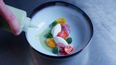 un chef presentando un plato de alta gama en la cocina