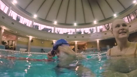 Niño-Alegre-Con-Mamá-Bañándose-En-La-Piscina