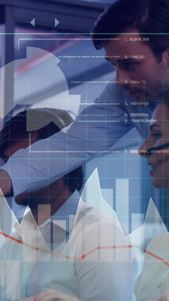 procesamiento de datos financieros contra el equipo de ejecutivos de atención al cliente que trabajan en la oficina