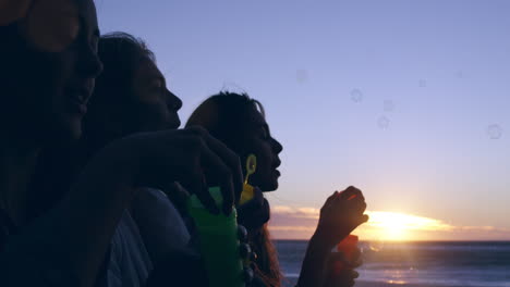 Amigas-Soplando-Burbujas-En-La-Playa-Al-Atardecer-Cámara-Lenta