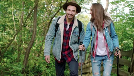 junges paar mit rucksack wandert