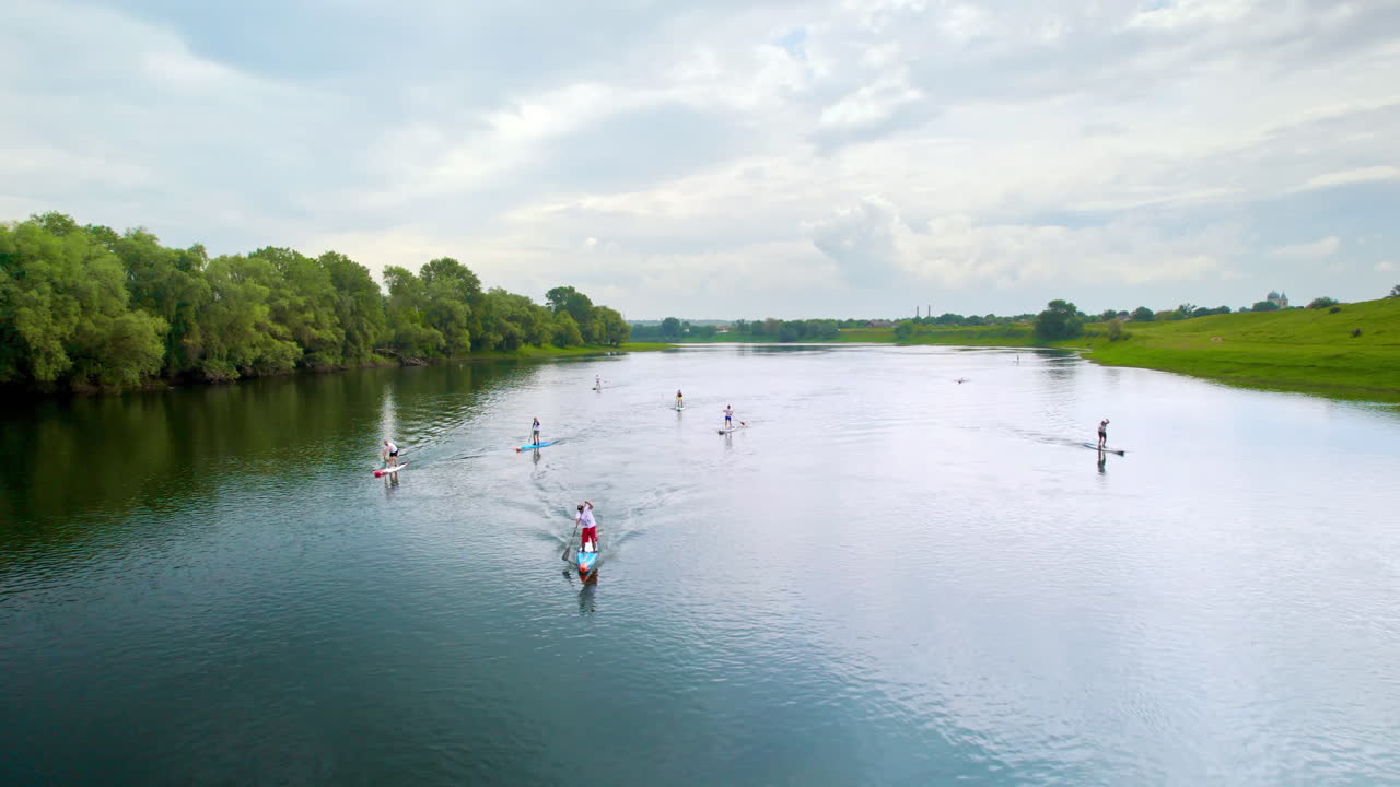 Luftfoto med drone af folk, der svømmer og surfer på Nistru-floden i Moldova