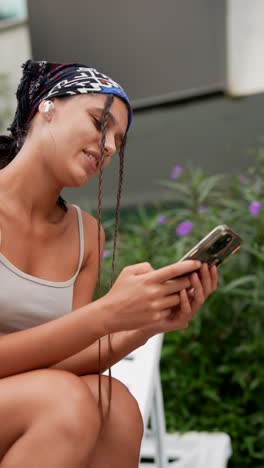 mujer joven usando teléfono inteligente al aire libre