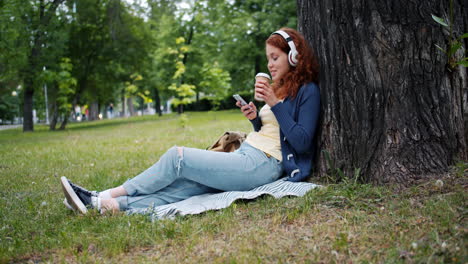 una mujer joven relajándose en un parque.