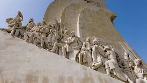 tiro de ángulo bajo del monumento padrão dos descobrimentos en lisboa, portugal