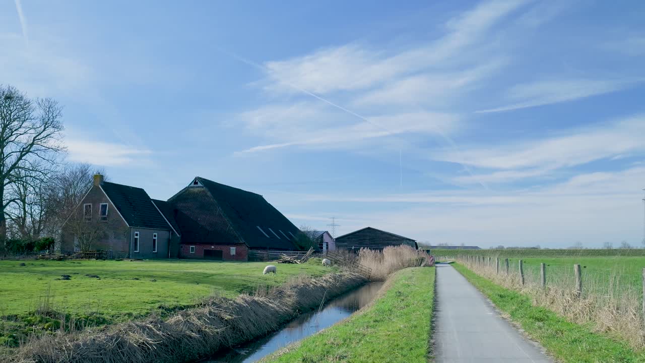 のどかな田園風景の中にある伝統的なオランダの農家と納屋