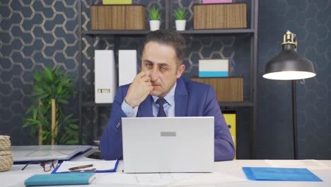 el retrato de un hombre de negocios preocupado.