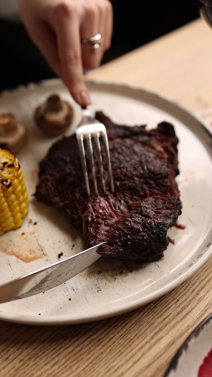 Deliziosa cena a base di bistecca con contorni