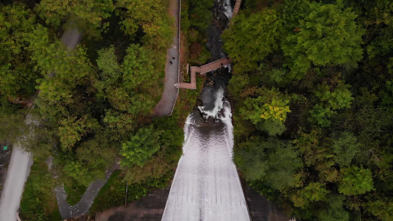 오스트리아 카프룬에 있는 아름다운 클람제 호수와 지그문트 툰클람 폭포