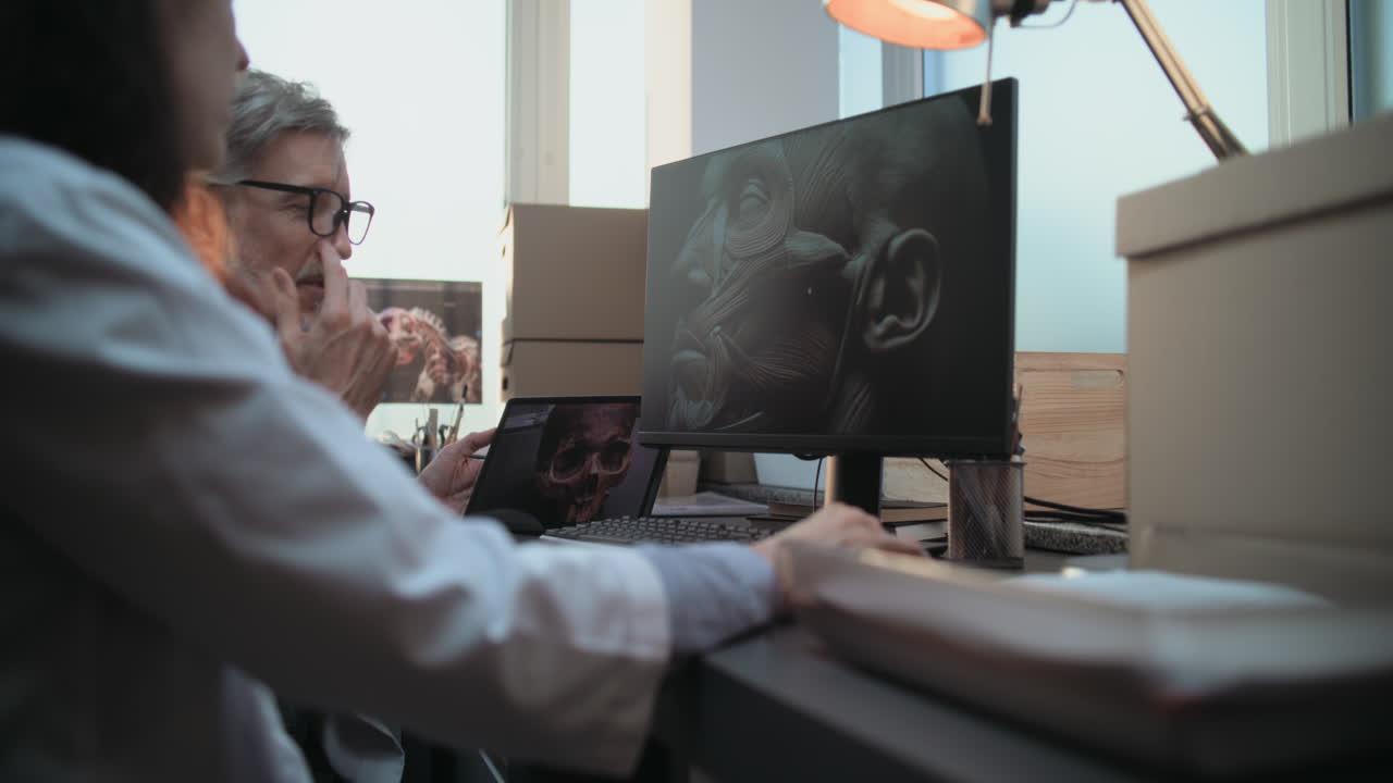 profesionales médicos que estudian anatomía