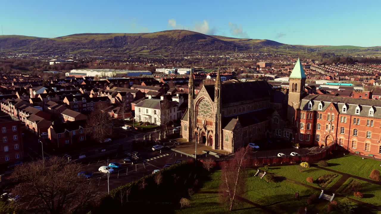 Video aereo 4K a 60 FPS a rotazione lenta del monastero di Clonard a West Belfast, Irlanda del Nord. Prodotto con colore Rec709