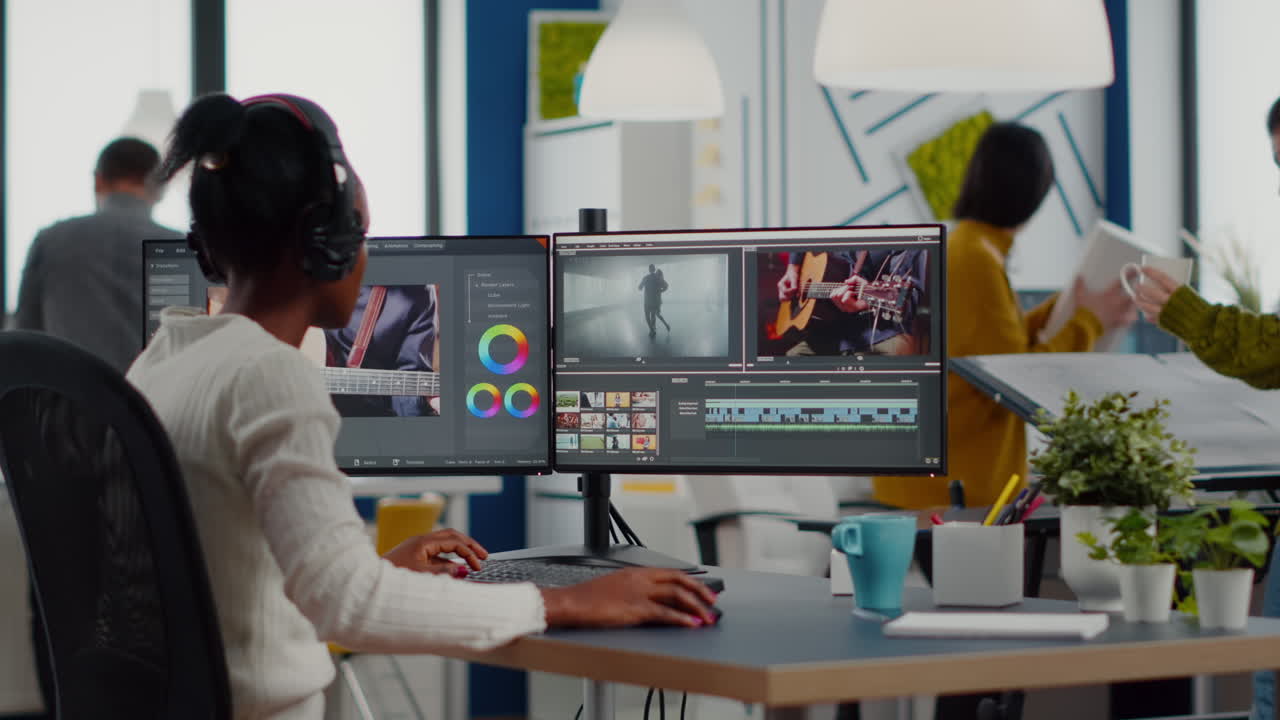 videógrafo negro poniendo auriculares editando una película