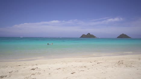 Lanikai-Beach-Auf-Oahu-Hat-Viele-Attraktionen,-Darunter-Eine-Pillbox-Wanderung,-Spektakuläre-Ausblicke,-Türkisfarbenes-Wasser,-Palmen-Und-Perfekten-Sand