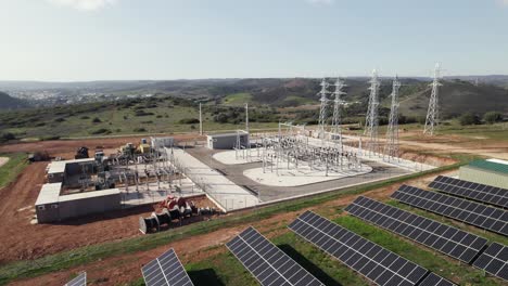 central eléctrica generadora industrial, concepto de energía solar, granja solar con vista aérea, portugal