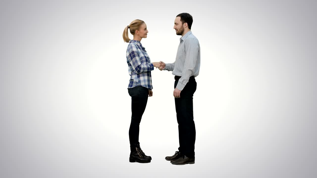 dos jóvenes se dan la mano en silencio sobre un fondo blanco