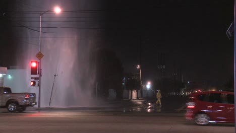 Feuerwehrleute-Versuchen,-Eine-Kaputte-Wasserleitung-In-Los-Angeles-Zu-Schließen-8