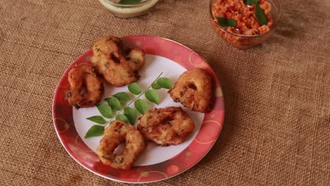 Sambar,-Vada-Und-Kokosnuss-Chutney,-Südindisches-Frühstück