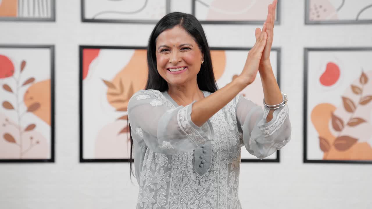 madre india aplaudiendo y apreciando