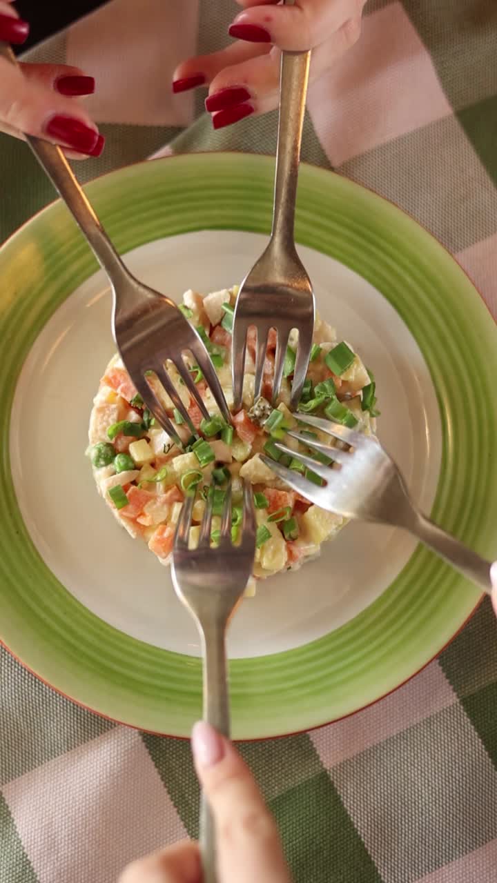 compartiendo ensalada de olivier