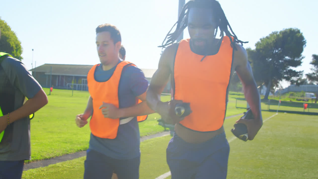 축구 선수 들 이 경기장 에서 운동 하고 있다 4k