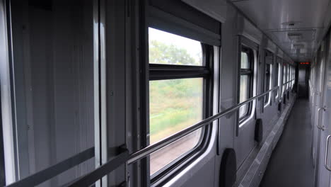 pasillo vacío dentro de un tren de los ferrocarriles ucranianos en movimiento rápido ukrzaliznycia, tiro de 4k