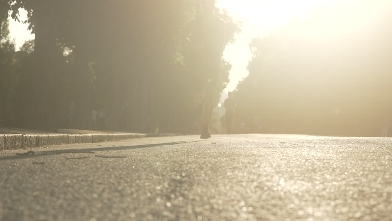 해가 지면 공원에서 달리는 사람들