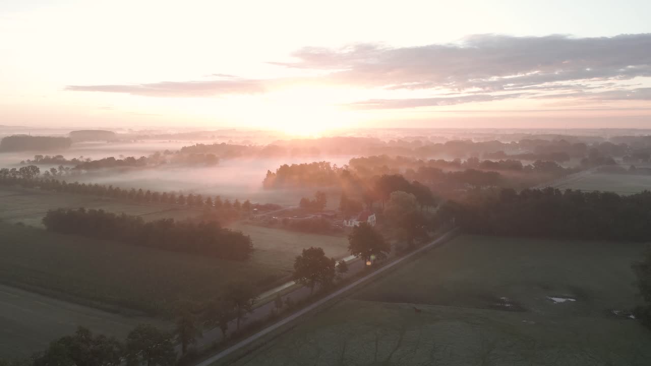 Soloppgang over et tåkete nederlandsk landskap