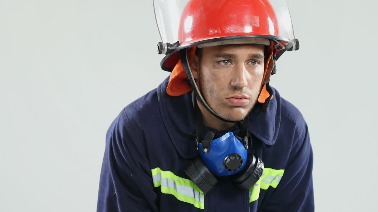 bombero de pie contra un fondo blanco 4k 4k