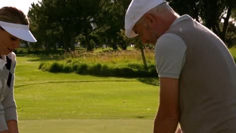 Pareja-De-Golf-En-El-Hoyo-Dieciocho-Del-Campo-De-Golf