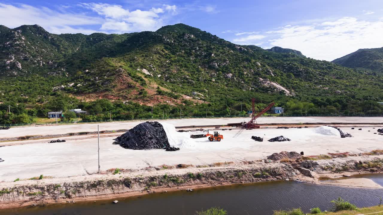 Vista aerea del camion e della collina di sale presso la salina