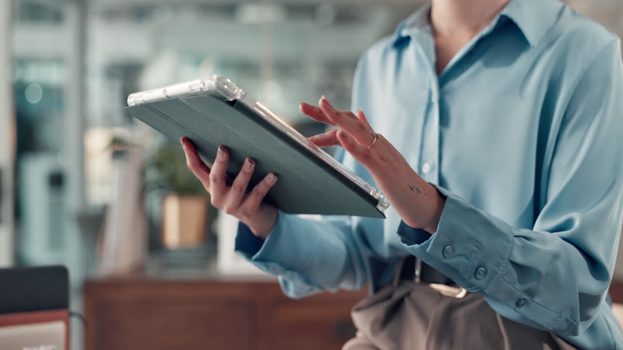 mujer usando tableta en la oficina