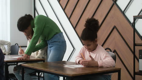 Afroamerikanisches-Mädchen-In-Der-Schule