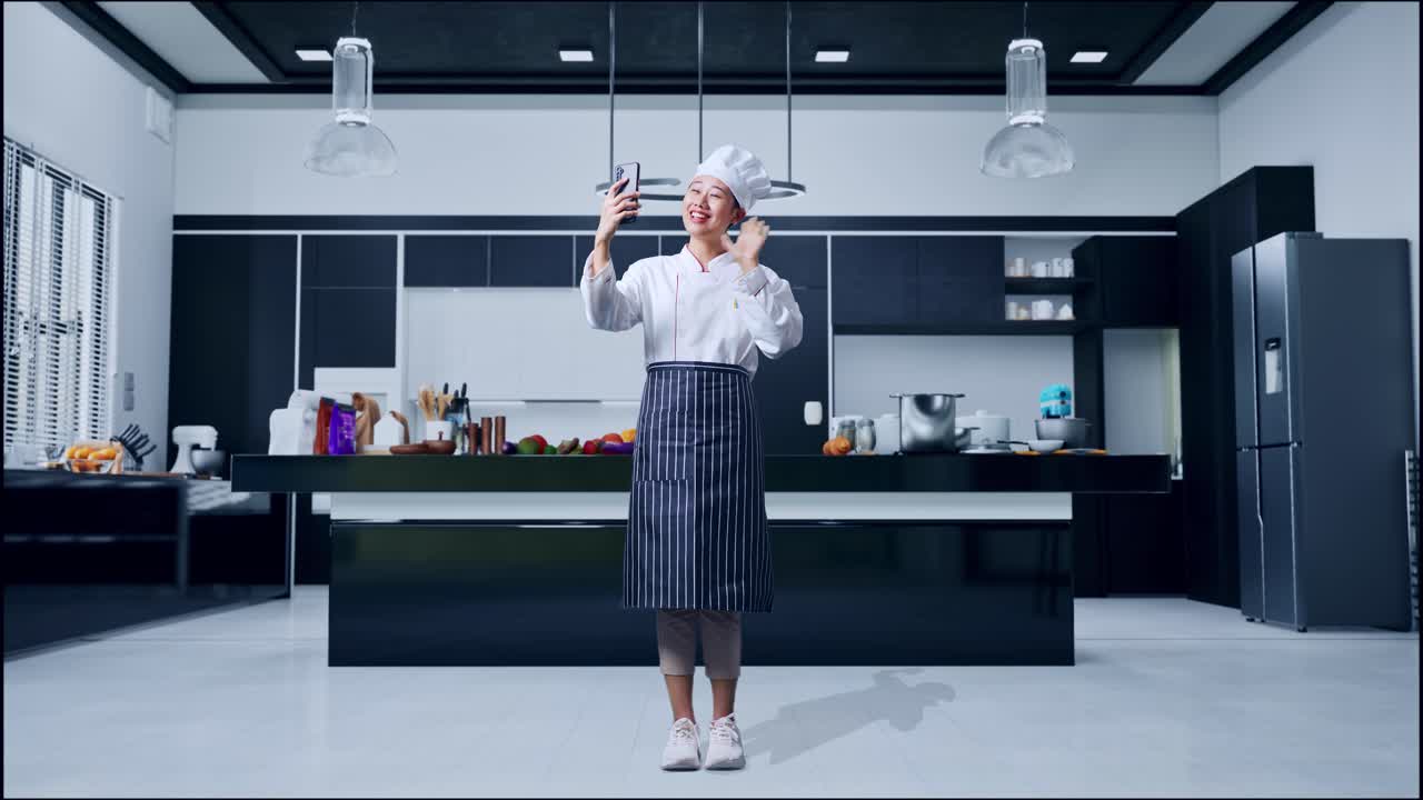 Chef che si fa un selfie in una cucina moderna
