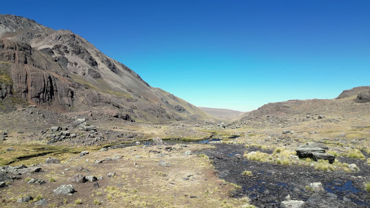 플라이오버 험난한 산악 풍경: 알프스 초원에서 강의 원천