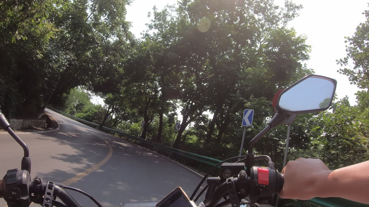 산에서 오토바이를 운전하는 1인칭 시점