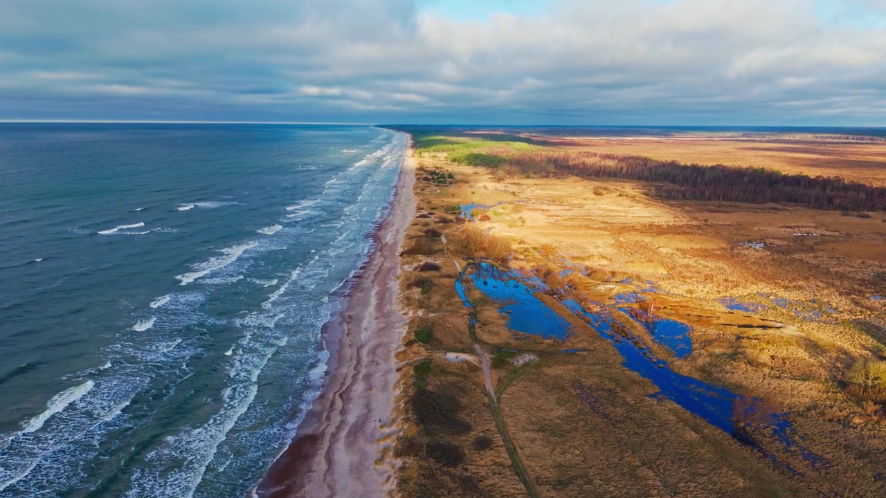 Luftpanorama af Nida Strand og kystnære vådområder i Rucava, Letland i vinterlys